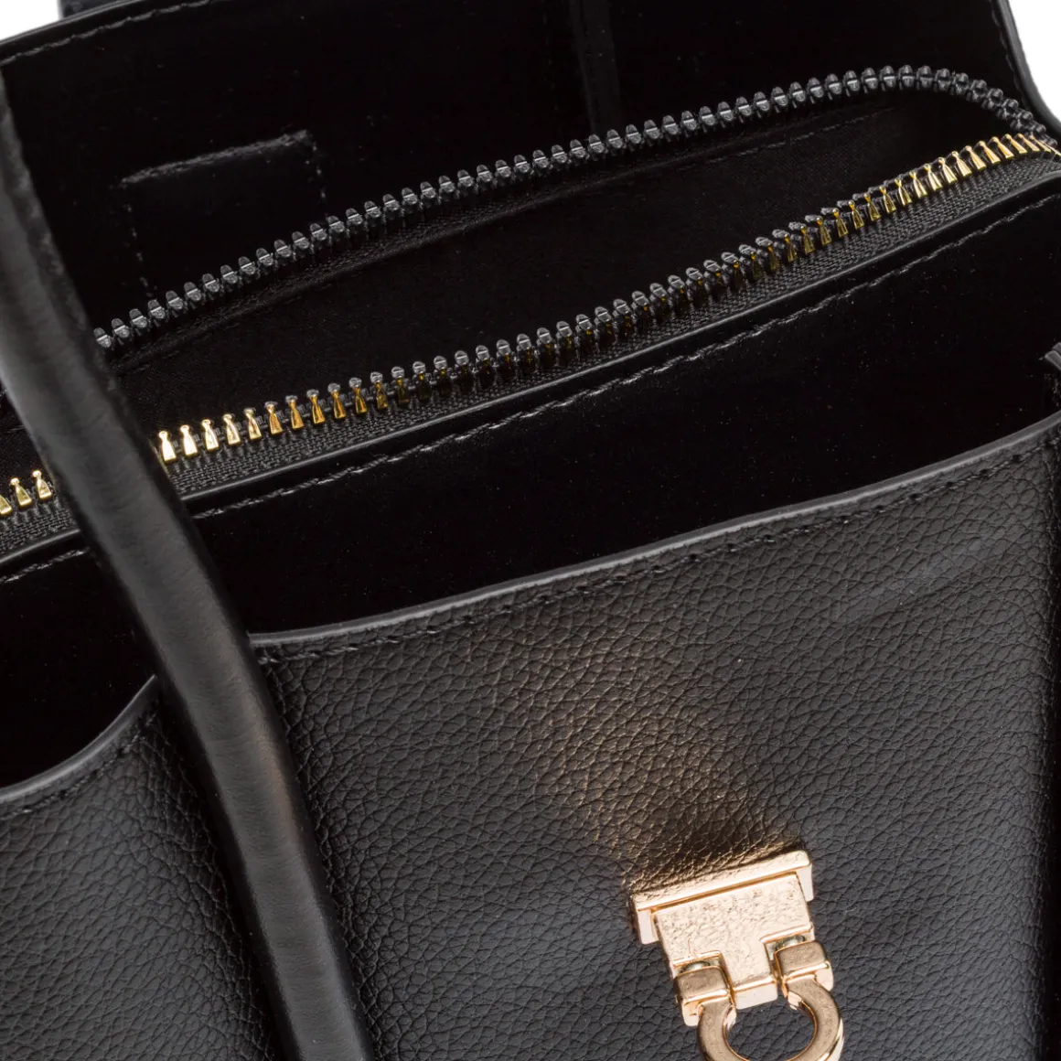 Borsa a Mano da Donna Nera con Dettagli Oro Lora Ferres