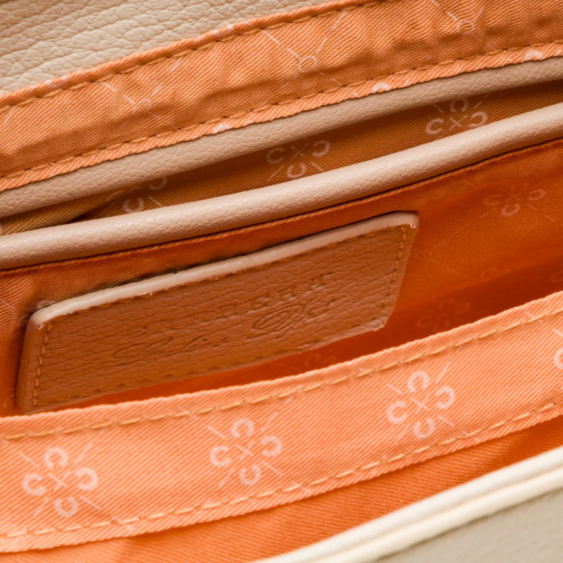 Borsa a spalla beige Carrera Jeans con logo in metallo