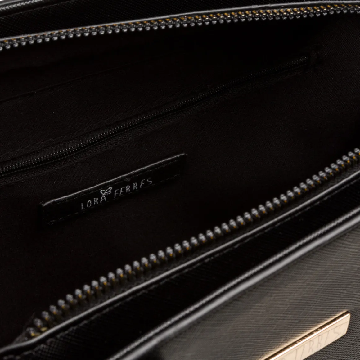 Borsa a spalla da donna nera con logo in metallo Lora Ferres