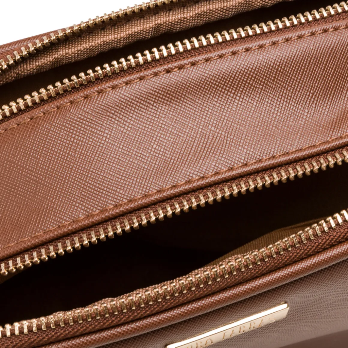 Borsa a tracolla marrone con logo in metallo Lora Ferres