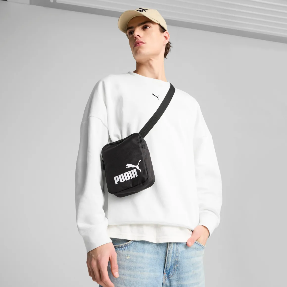 Borsello sportivo nero con tasche e tracolla con logo Puma Phase