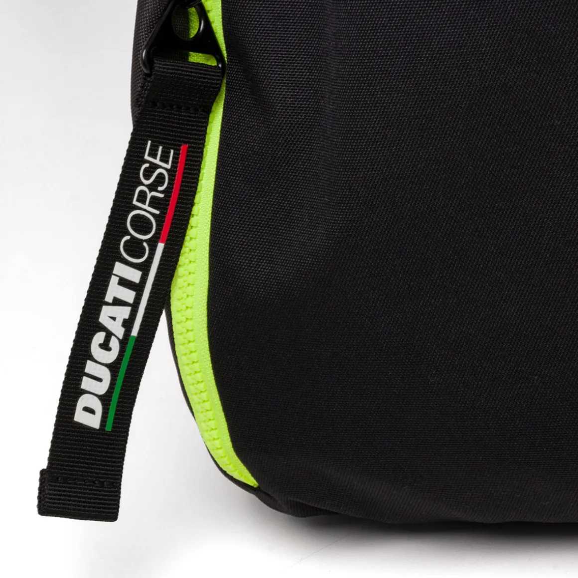 Borsone da palestra nero con dettagli fluo e badge Ducati Corse