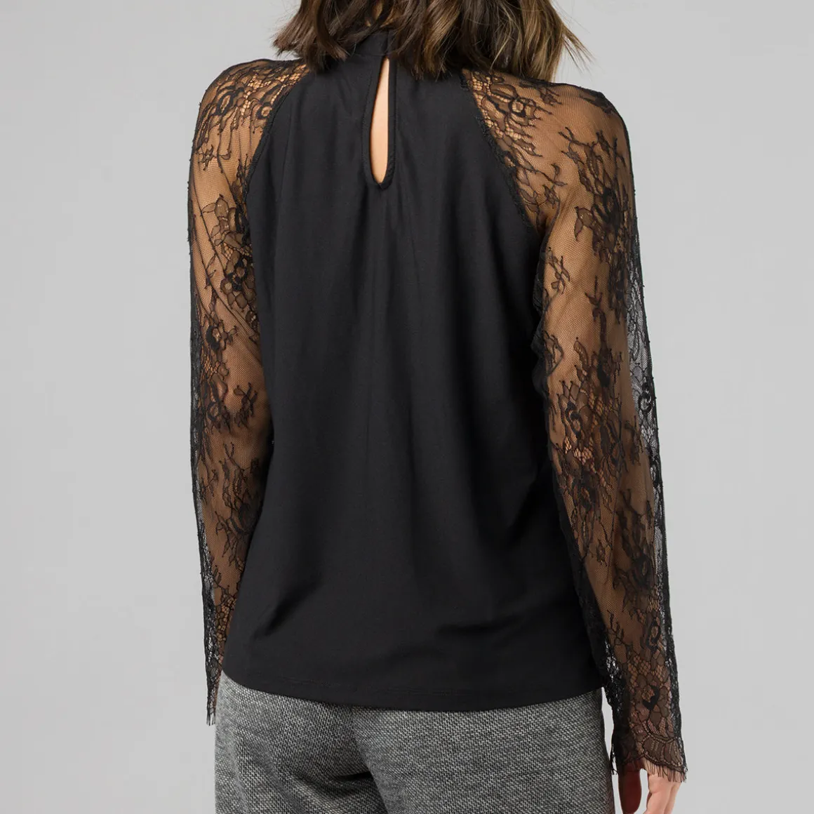 Camicia blusa nera da Donna con maniche in pizzo Vero Moda