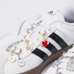 Charm Quadrifoglio bianco e oro decorazione scarpe Lora Ferres