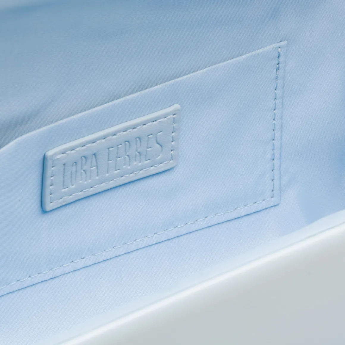 Clutch rigida Azzurra da donna con inserto in metallo frontale Lora Ferres