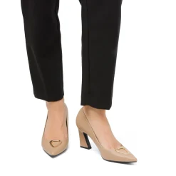 Décolleté beige da donna Lora Ferres con tacco 7,5 cm e fibbia dorata