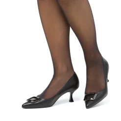 Décolleté da donna nere Lora Ferres con tacco 6 cm e dettagli in metallo