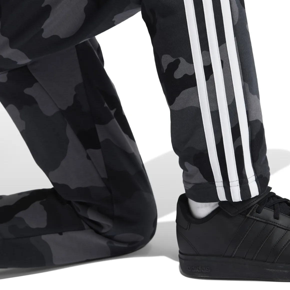 Pantaloni jogging da ragazzo grigi con fantasia militare e logo adidas