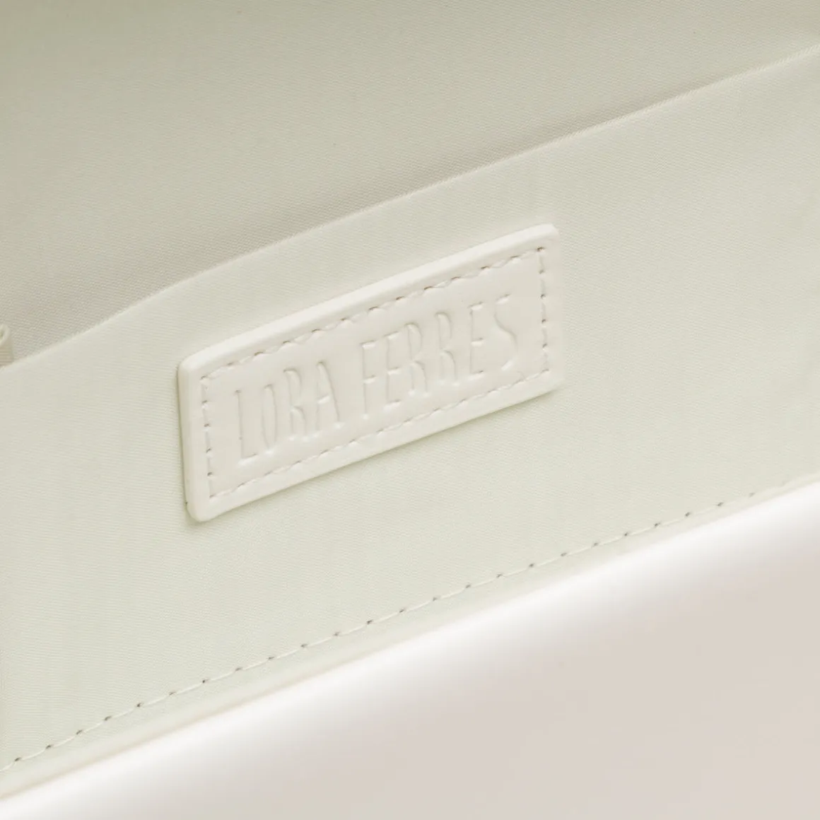 Pochette bianca da Donna con dettaglio in metallo e catena Lora Ferres