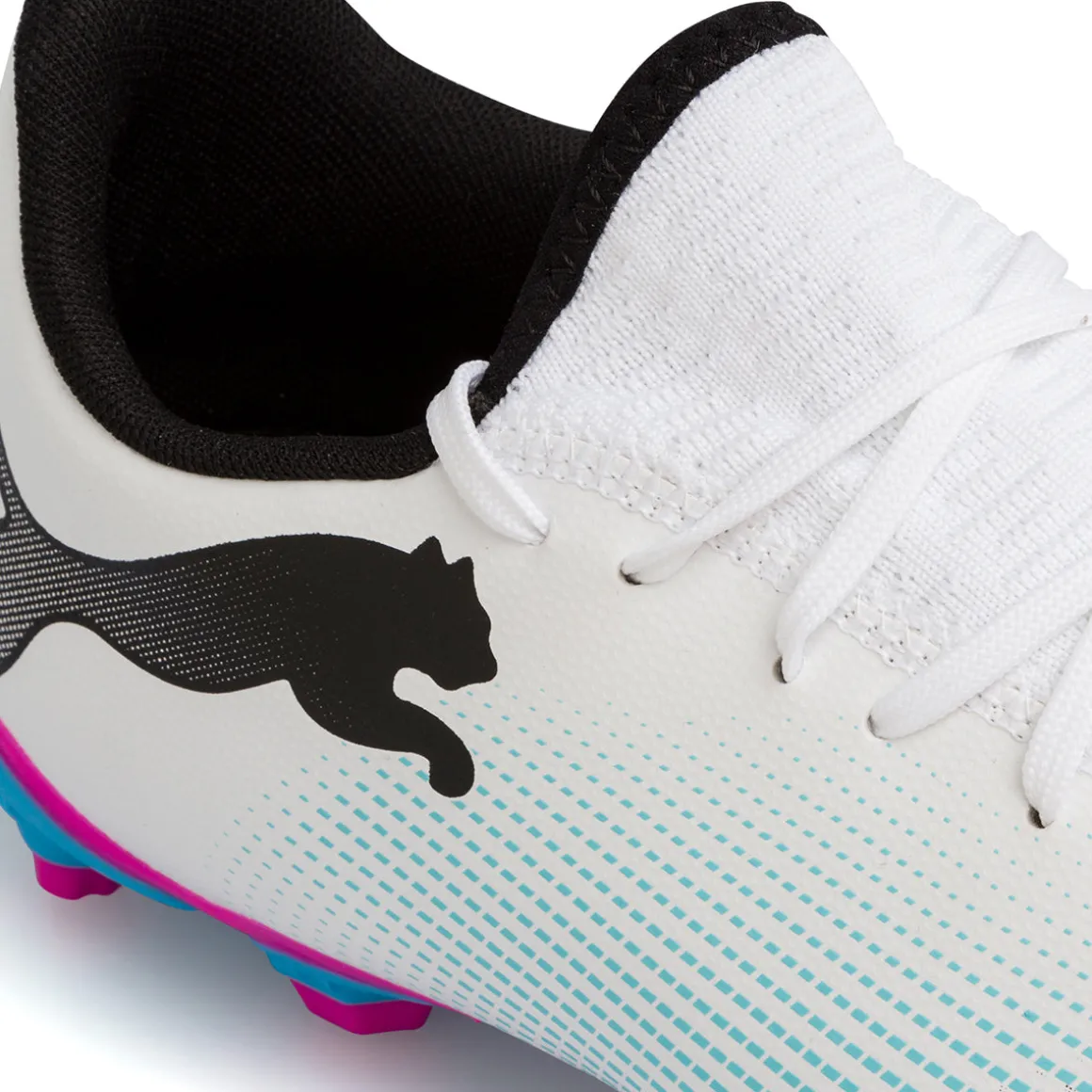 Scarpe da calcio per terreni duri bianche con dettagli fucsia e azzurri Puma Future 7 Play FG/AG