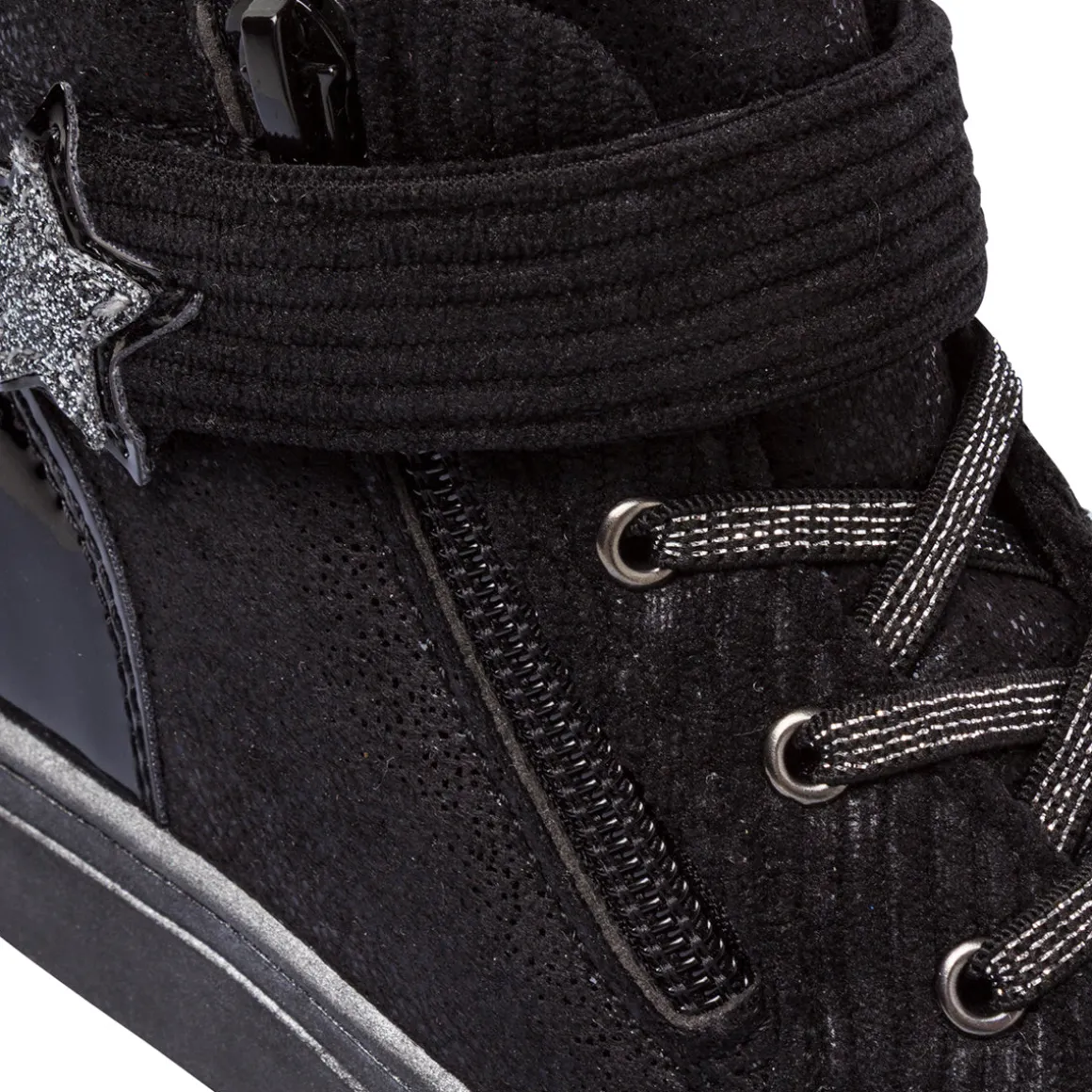 Sneakers alte nere da Ragazza con strappo Le scarpe di Alice