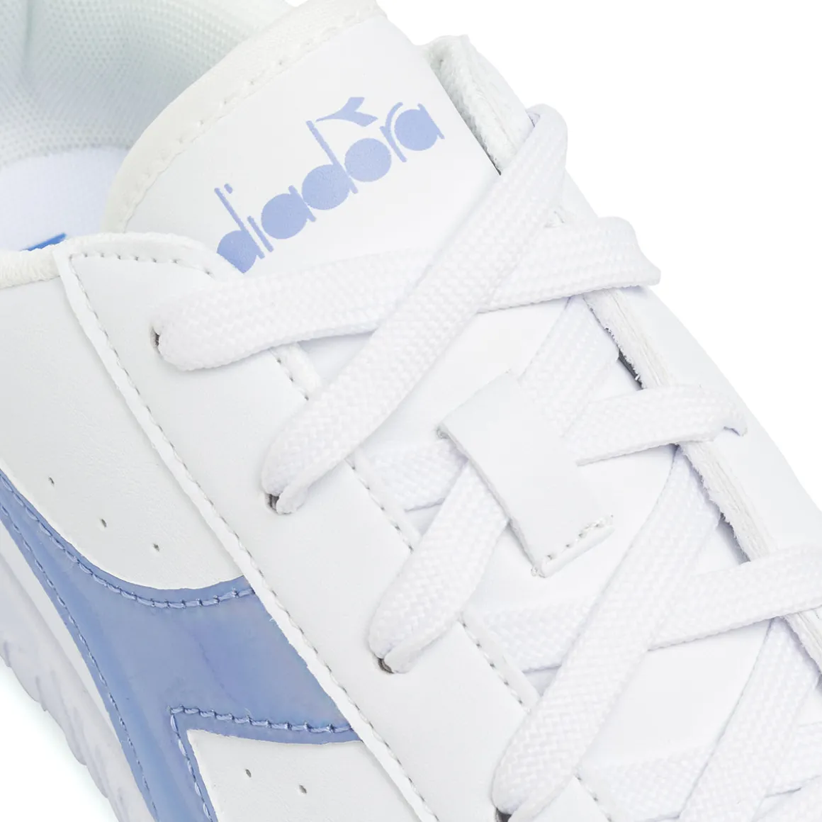 Sneakers bianche da bambina con logo azzurro iridescente Diadora