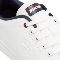 Sneakers bianche da uomo con dettagli blu e logo Ducati Slick