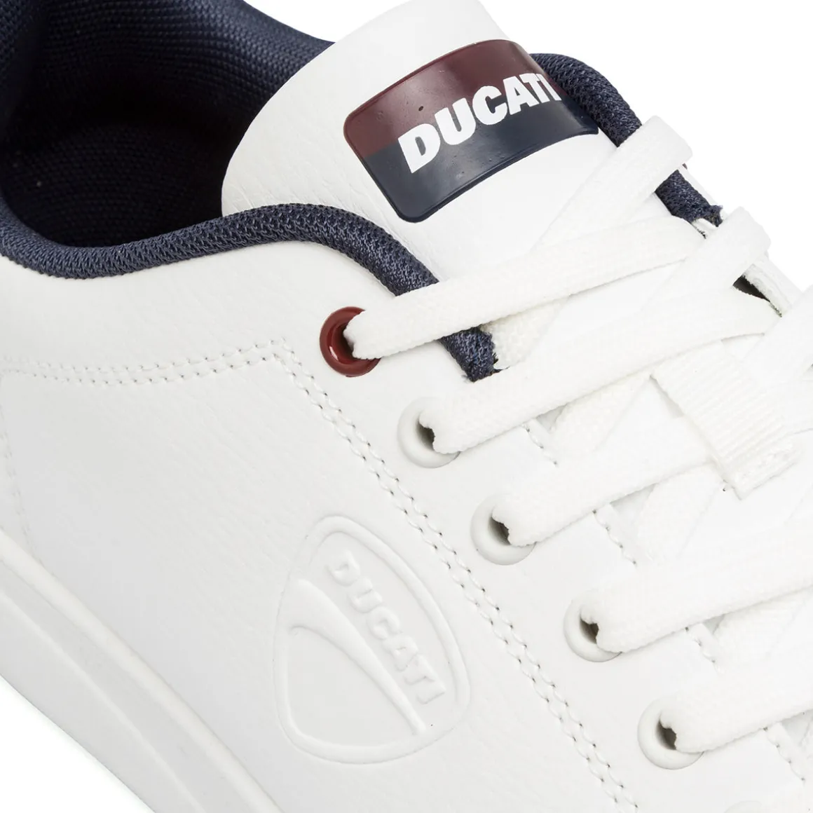 Sneakers bianche da uomo con dettagli blu e logo Ducati Slick