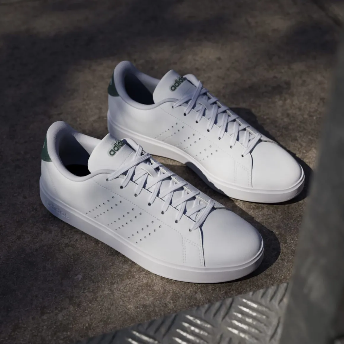 Sneakers bianche da Uomo adidas Advantage 2.0 con dettagli traforati