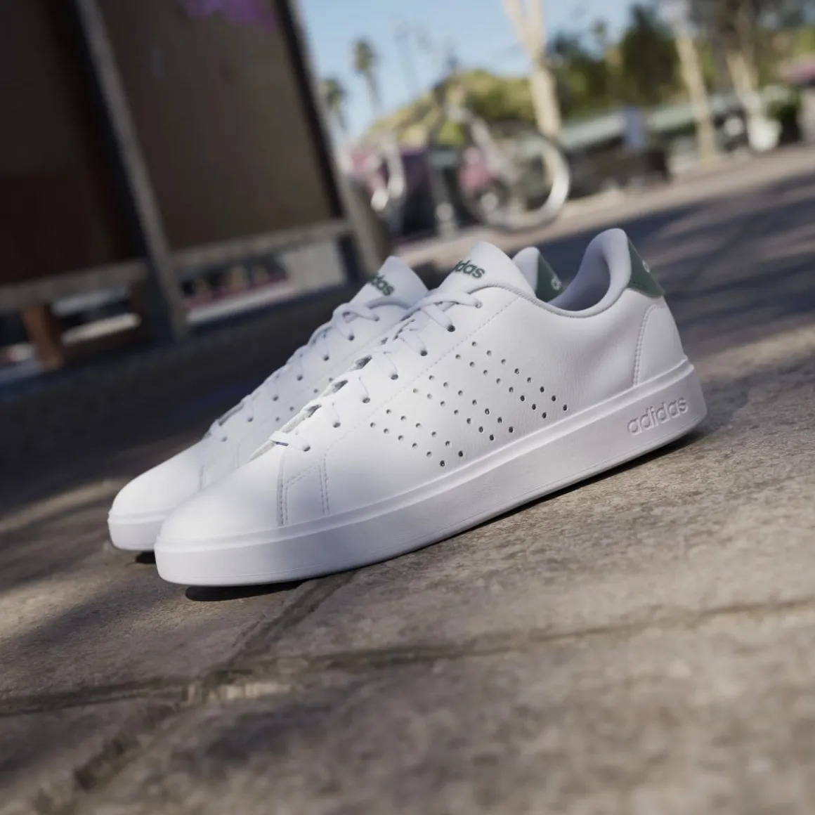 Sneakers bianche da Uomo adidas Advantage 2.0 con dettagli traforati