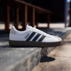Sneakers bianche da uomo con strisce laterali nere adidas VL Court 3.0