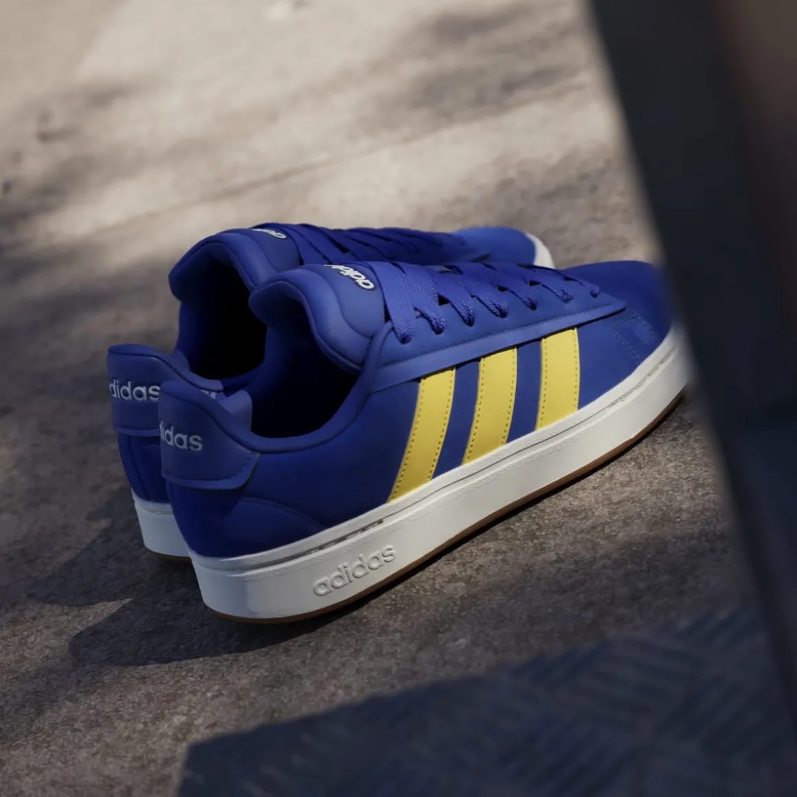 Sneakers blu da Uomo effetto scamosciato e logo giallo adidas Grand Court Alpha 00s