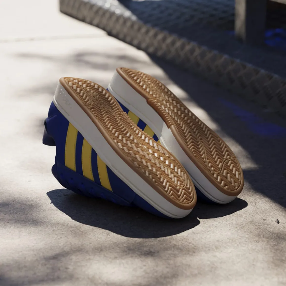 Sneakers blu da Uomo effetto scamosciato e logo giallo adidas Grand Court Alpha 00s