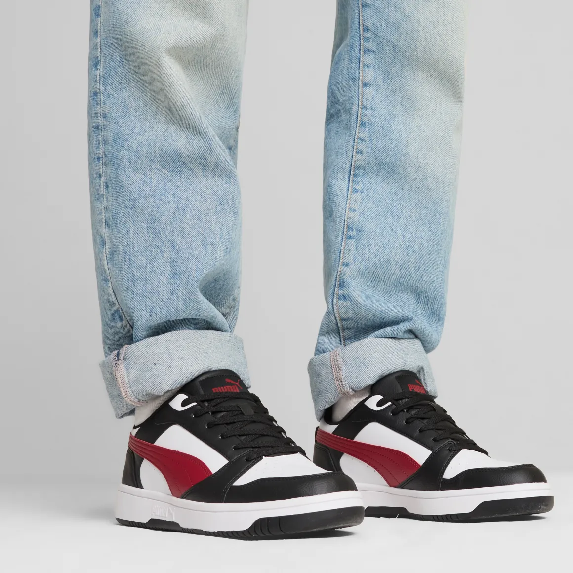 Sneakers casual da uomo bianche con dettagli neri e rossi e logo Puma Rebound V6