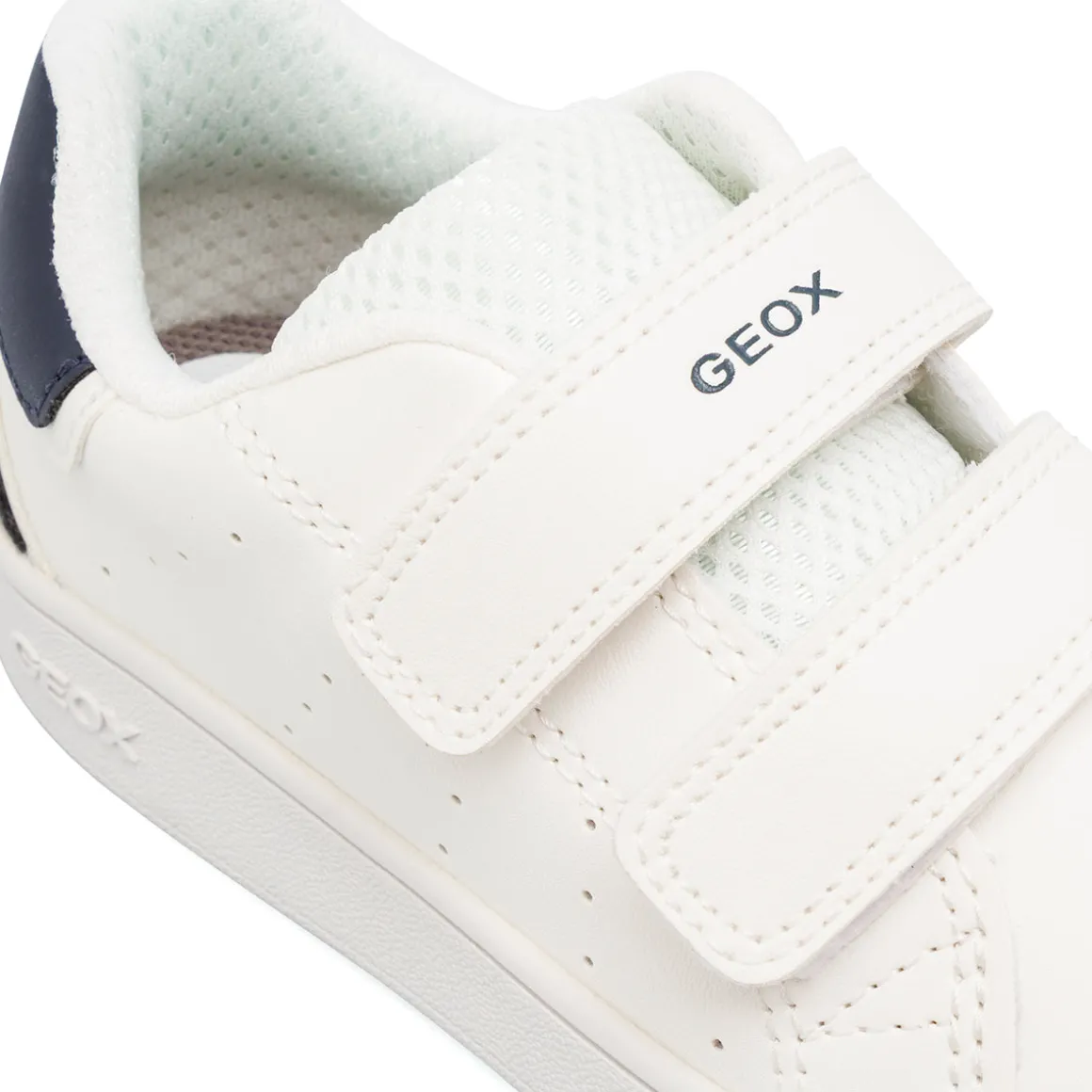Sneakers da bambino bianche con strappi in velcro e dettagli blu Geox