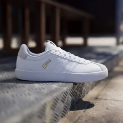 Sneakers da donna bianche con dettagli effetto scamosciato adidas VL Court 3.0