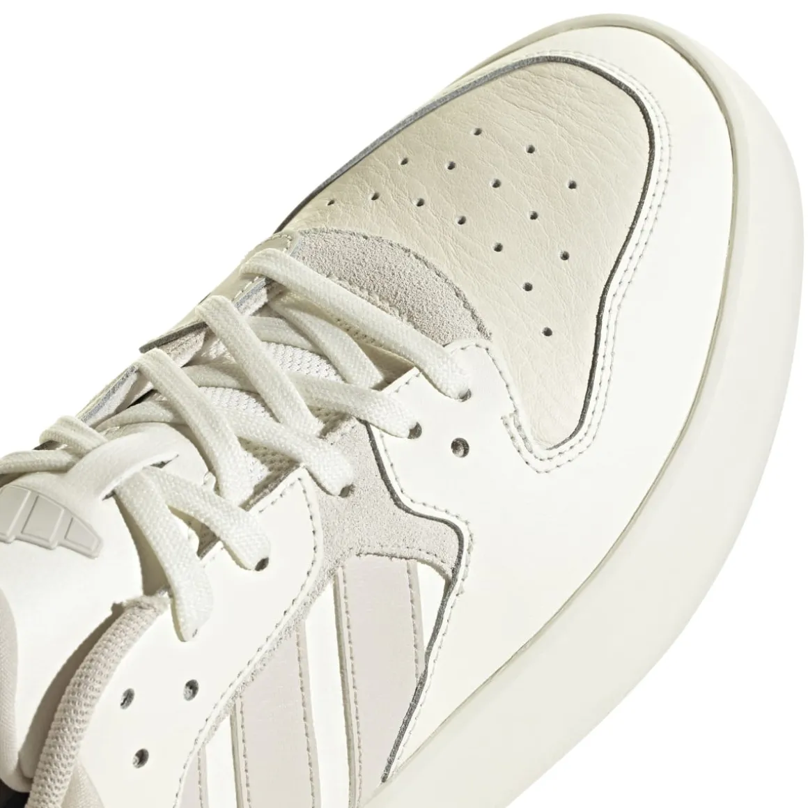 Sneakers da uomo bianche off -white e beige con logo adidas Court 24