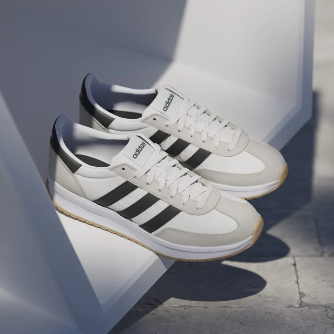 Sneakers da uomo bianche con dettagli beige adidas 70's Run 2.0