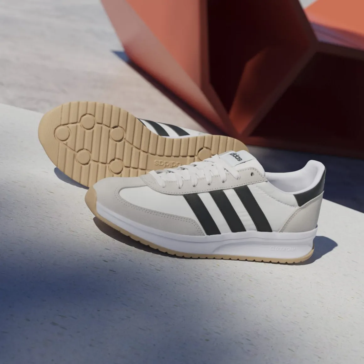 Sneakers da uomo bianche con dettagli beige adidas 70's Run 2.0