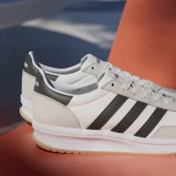 Sneakers da uomo bianche con dettagli beige adidas 70's Run 2.0