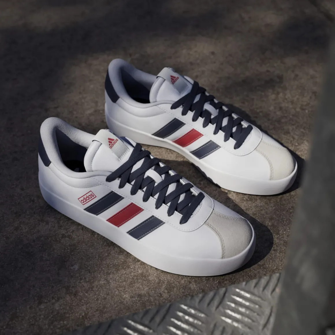 Sneakers da uomo bianche con dettagli blu e rossi adidas VL Court 3.0