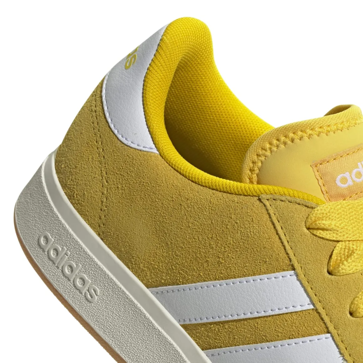 Sneakers da uomo gialle in pelle effetto scamoscato adidas Grand Court Base 00s