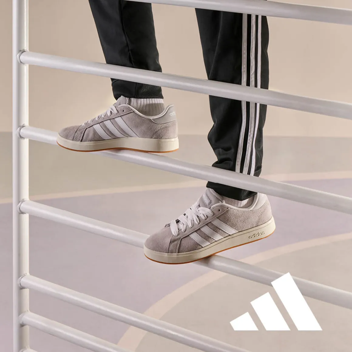Sneakers da uomo grigie in pelle con logo adidas Grand Court 00s