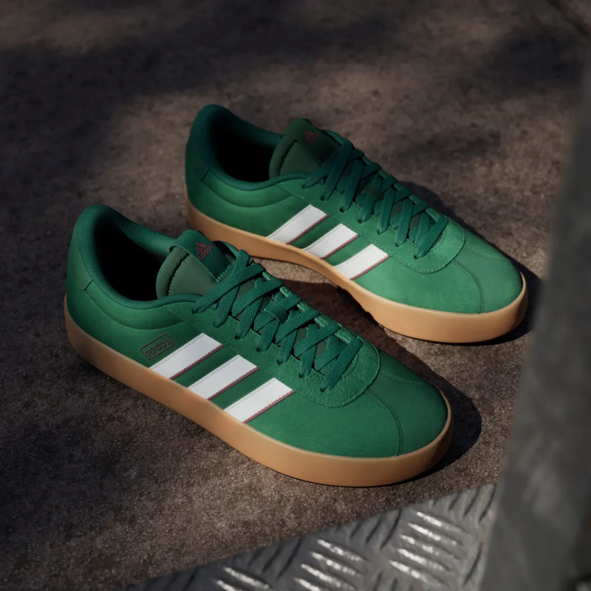 Sneakers da uomo verde scuro in pelle con logo adidas VL Court 3.0