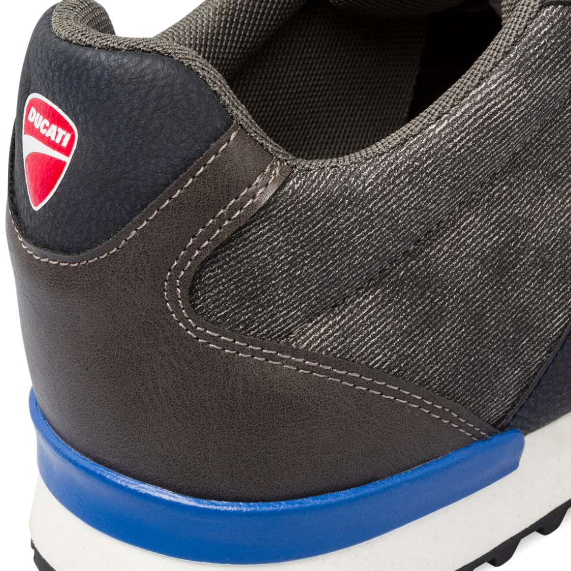 Sneakers grigie da uomo con logo laterale Ducati