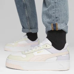 Sneakers platform casual da donna bianche con dettagli rosa e logo Puma Carina Street