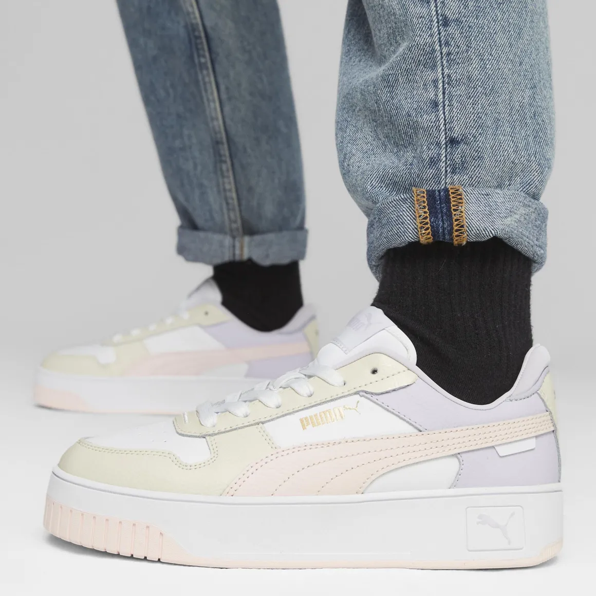 Sneakers platform casual da donna bianche con dettagli rosa e logo Puma Carina Street