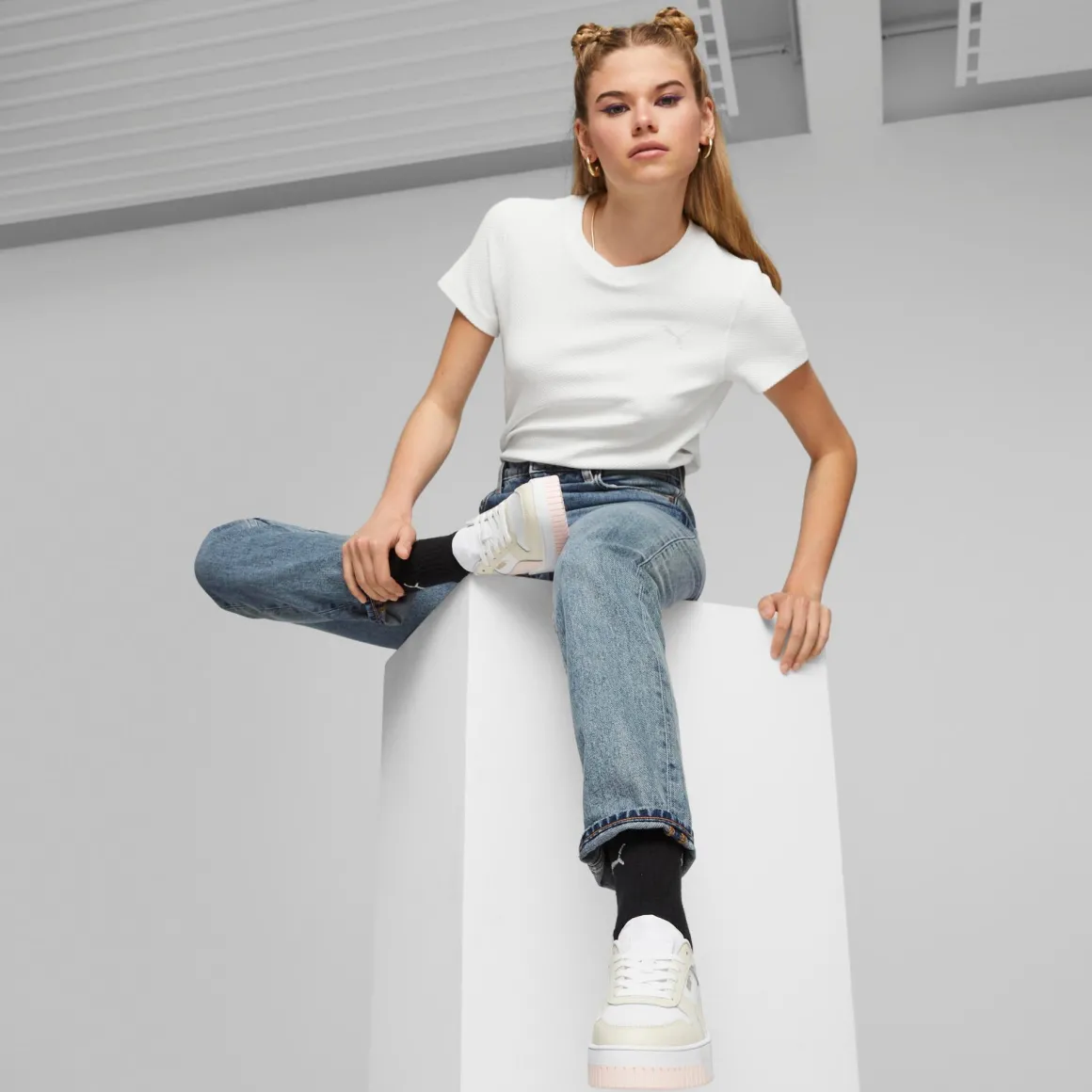 Sneakers platform casual da donna bianche con dettagli rosa e logo Puma Carina Street