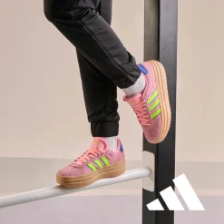 Sneakers platform rosa da donna con dettagli giallo fluo e blu adidas VL Court Bold