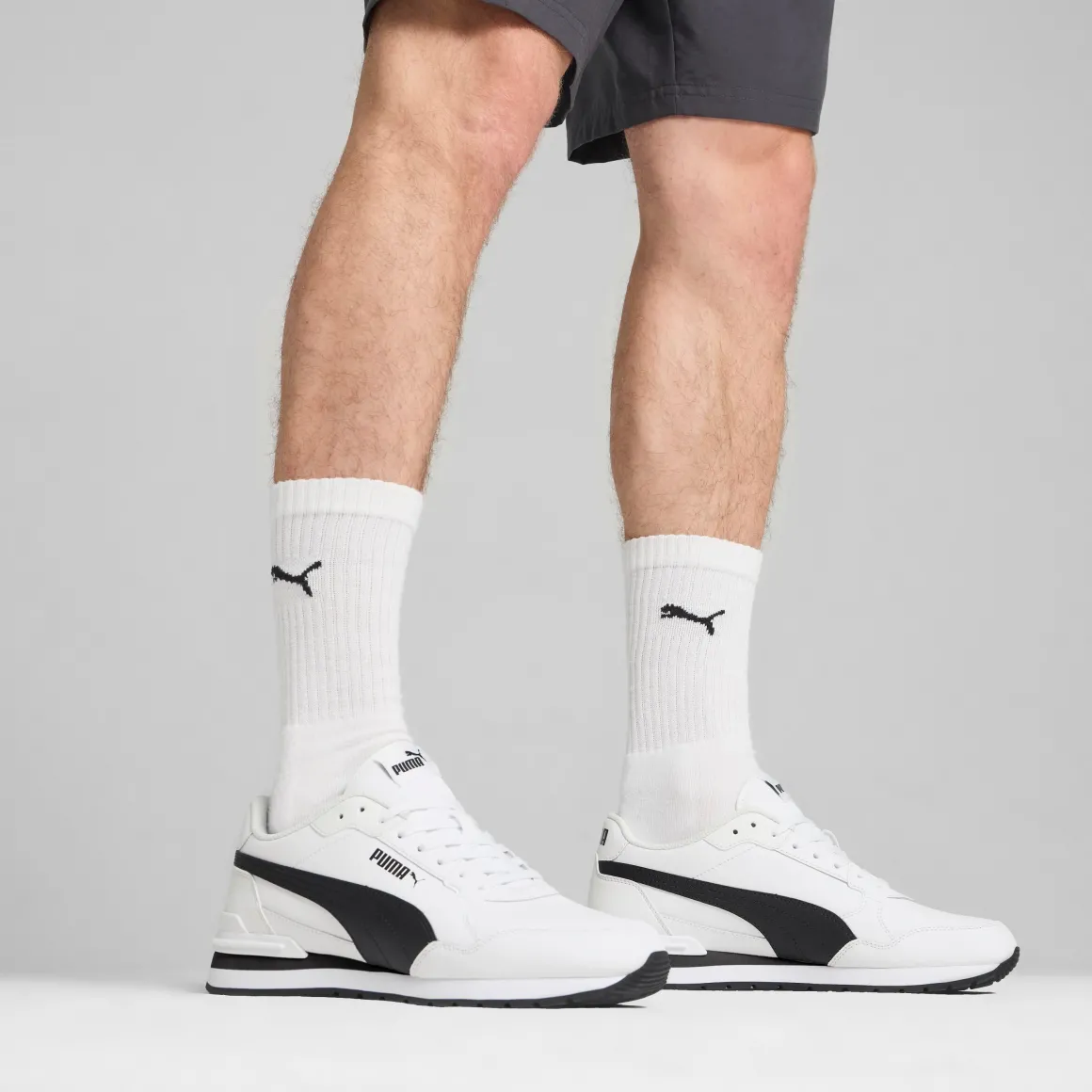 Sneakers Rétro bianche da Uomo con logo laterale nero in contrasto Runner v4 Puma