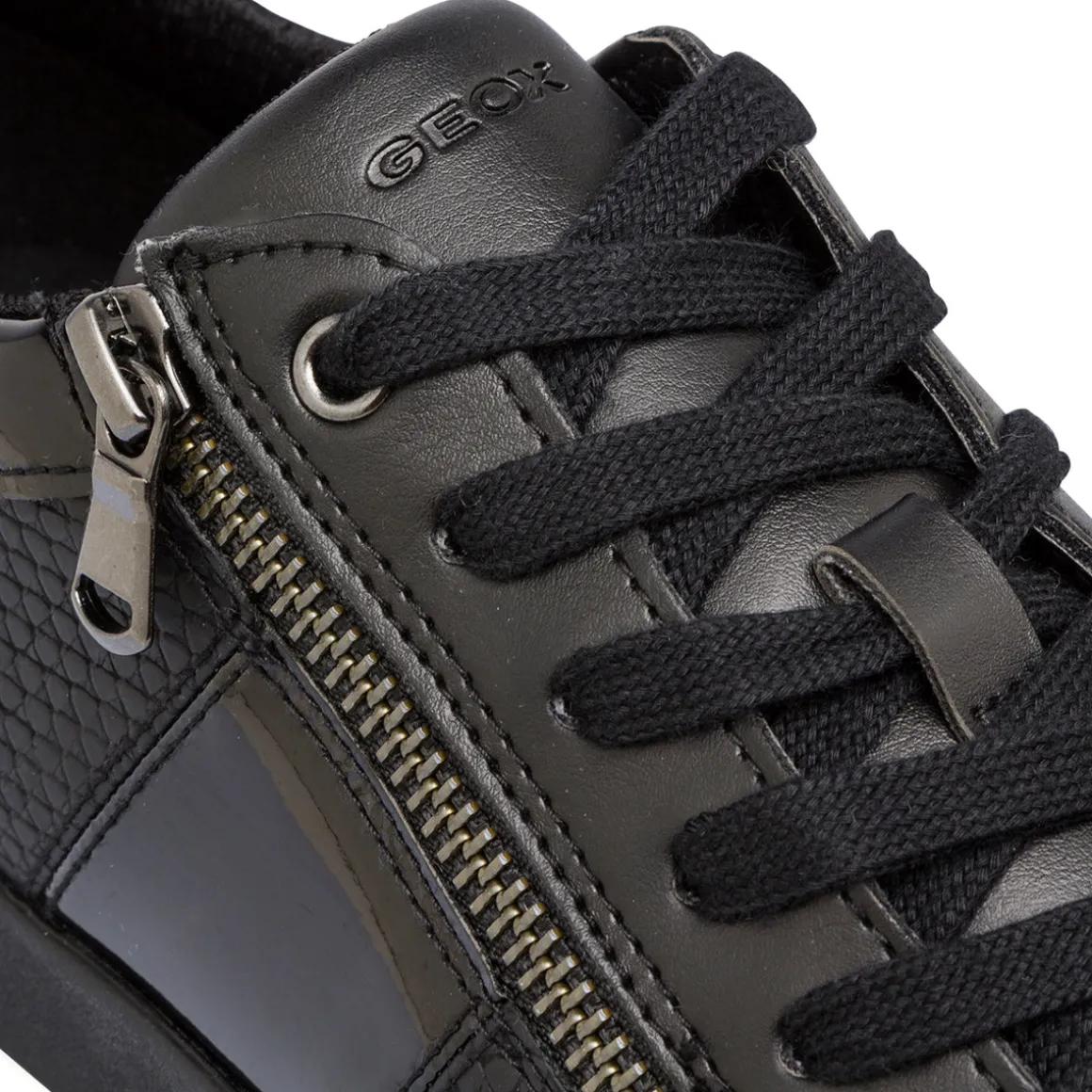 Sneakers traspiranti da donna nere in pelle Geox