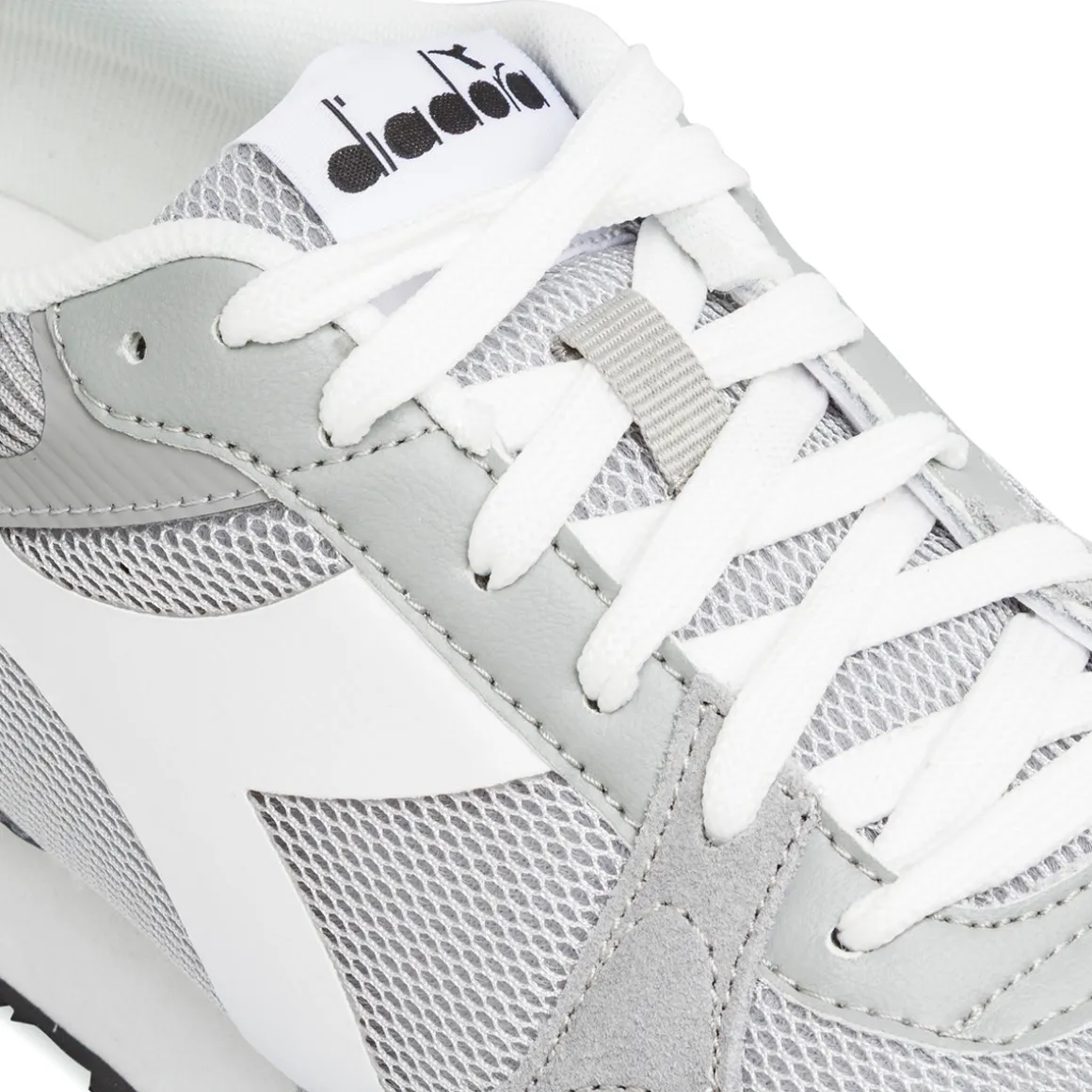 Sneakers uomo grigie e bianche in tessuto mesh con logo Diadora