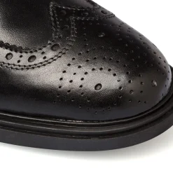 Stringate derby eleganti nere da uomo in pelle con dettagli brogue Primopiano