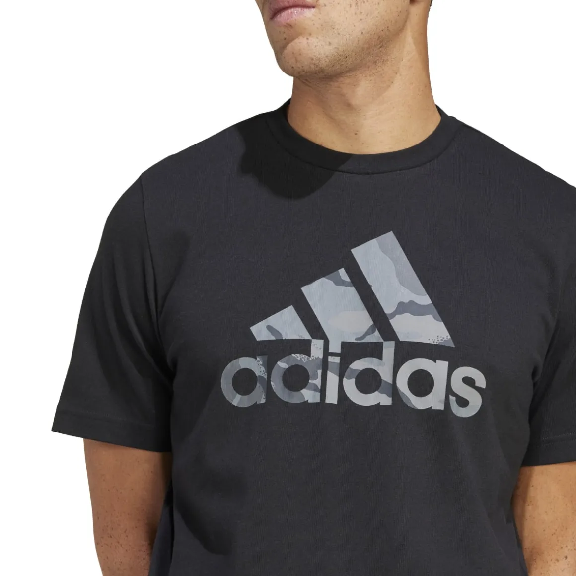 T-shirt nera da uomo con logo camouflage adidas Badge of Sport