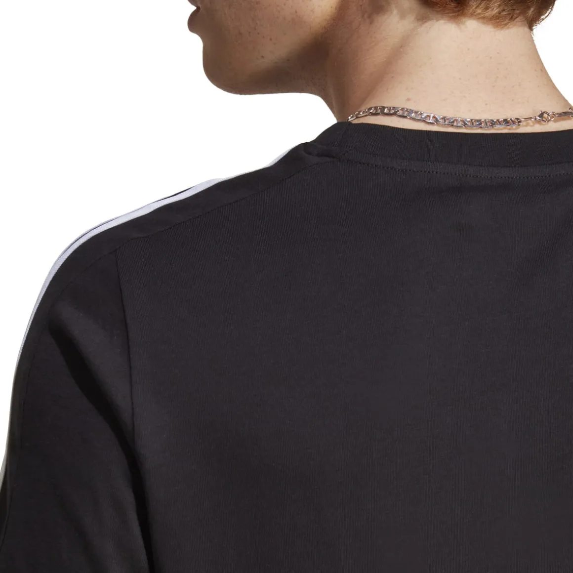 T-shirt nera da uomo con logo sul petto adidas Essentials 3-Stripes