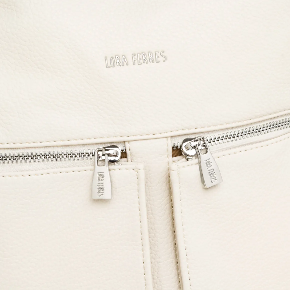 Zaino da donna bianco con tasche esterne e logo Lora Ferres